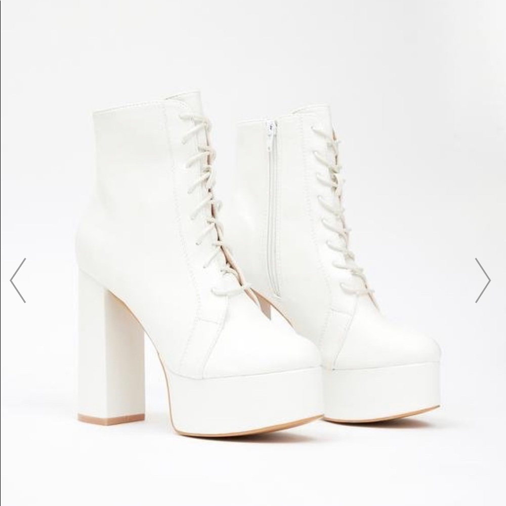 Excellent Condition Dolls Kill IVORY FEMME FLAIR PLATFORM BOOTS size 8